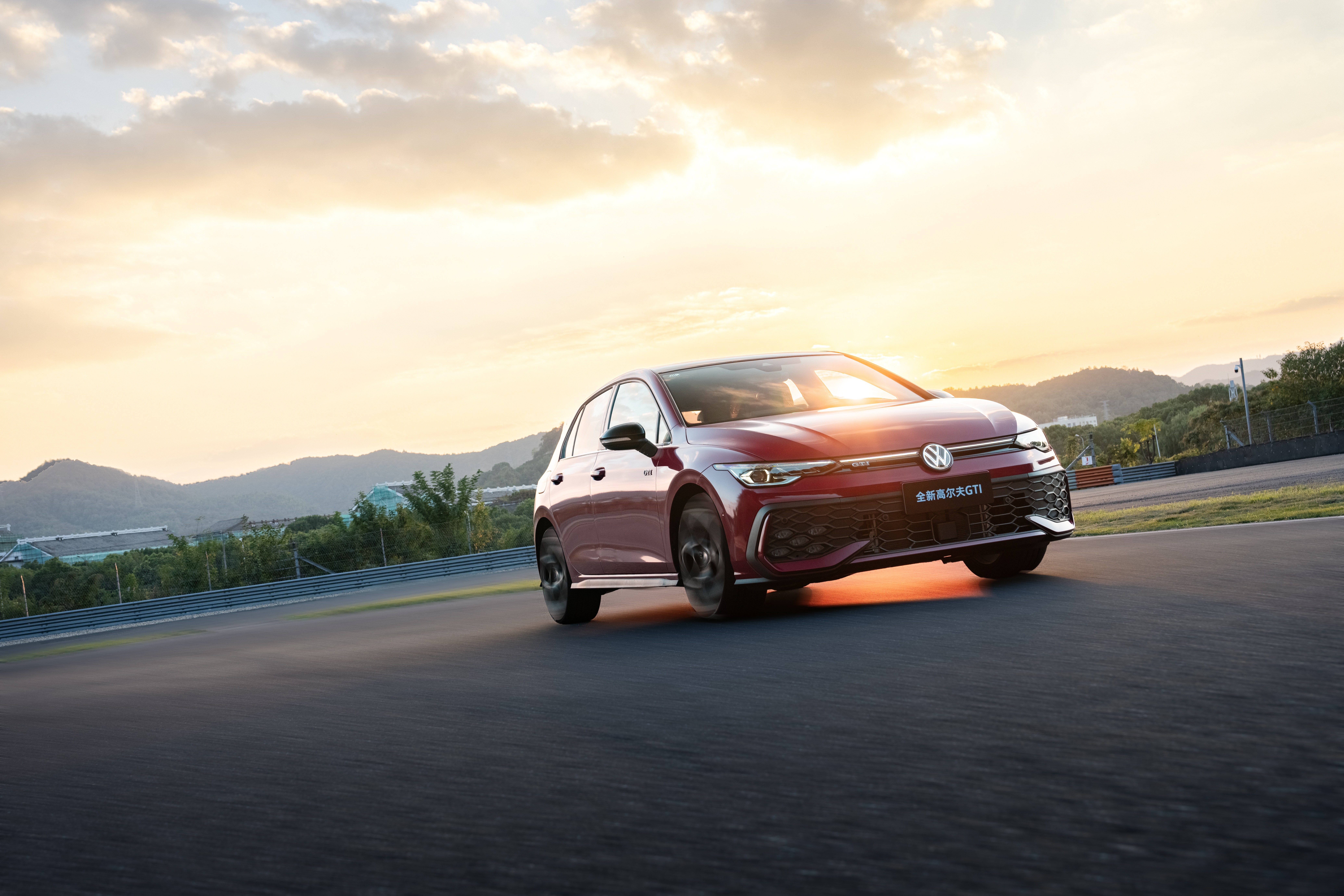 高尔夫热度飙升，网友热议不断的简单介绍