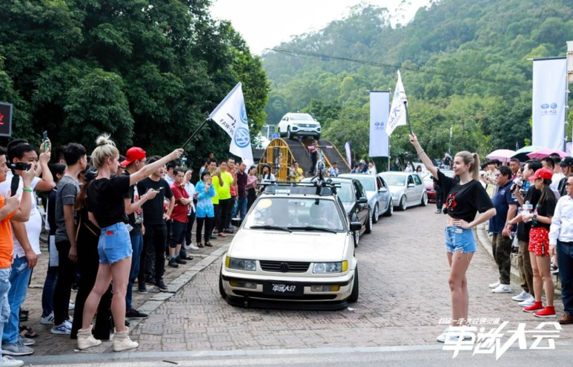 高尔夫惊险逆转取胜,粉丝狂欢不已 高尔夫惊险逆转取胜,粉丝狂欢不已