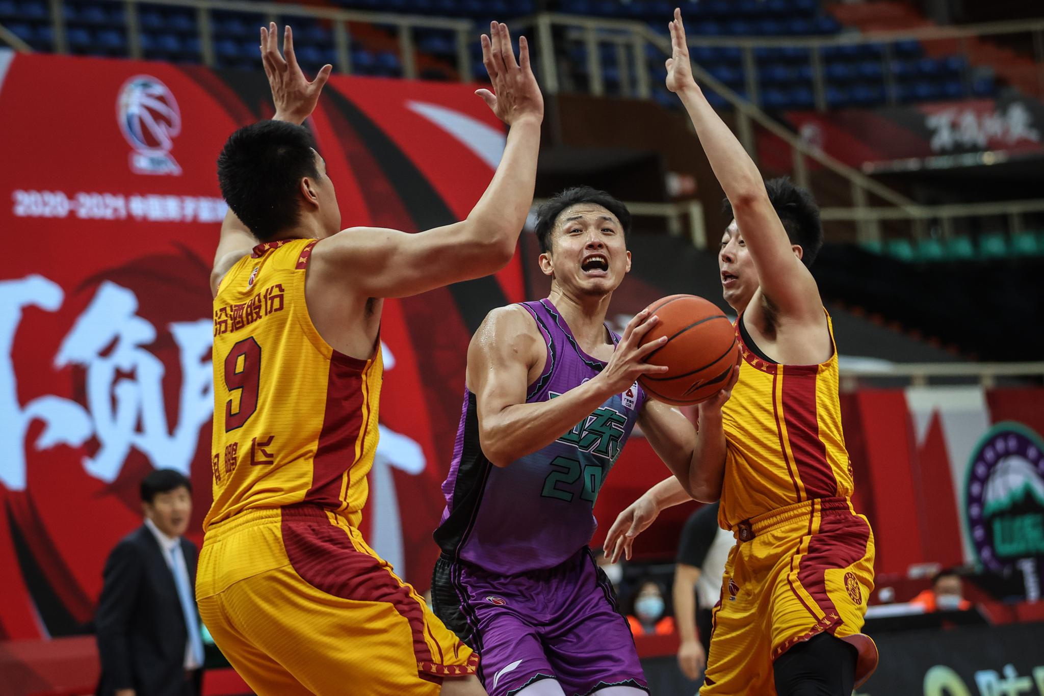 北京队轻取青岛队,克莱带队取胜 北京队轻取青岛队,克莱带队取胜