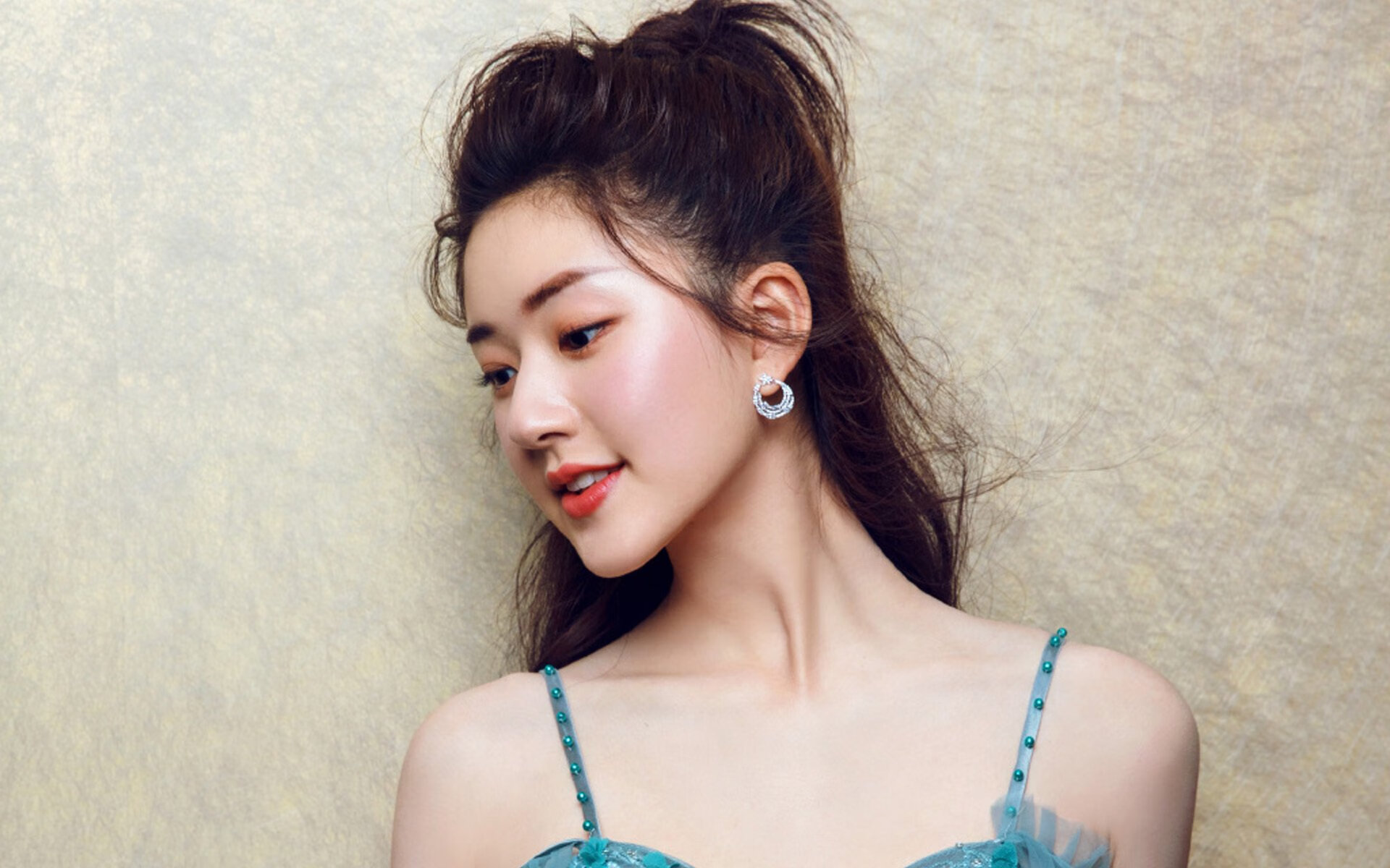 足球双重奏，利物浦惊险胜加纳，佩德里西决生死战主宰赛场